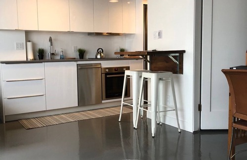 Gastown Condo | Luxury Downtown Vancouver Condo in Trendy Gastown, w/Private South-facing Deck