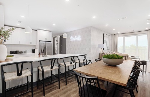 Rolling Mill Hill Condo | Luxury Downtown. Walk to Broadway. Sleeps 10. Rooftop & Gym.