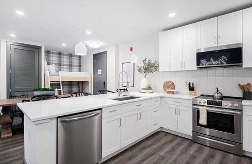Rolling Mill Hill Condo | Luxury Downtown. Walk to Broadway. Sleeps 10. Rooftop & Gym.