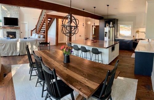 Haliburton House | Luxury Drag Lake Cottage with Hot Tub & A/C