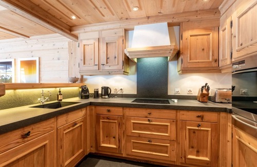 Zweisimmen Nr Gstaad Ski Chalet | Luxury Duplex Elegance in Wispile
