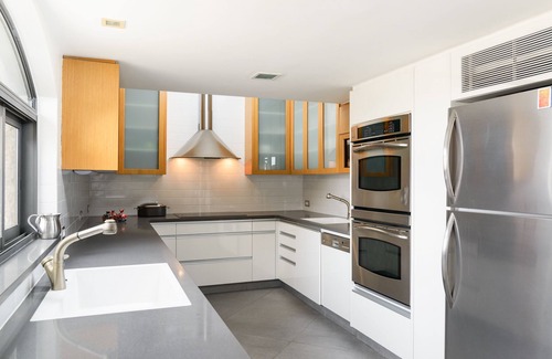 Old City Apartment | Luxury Duplex with Rooftop by FeelHome