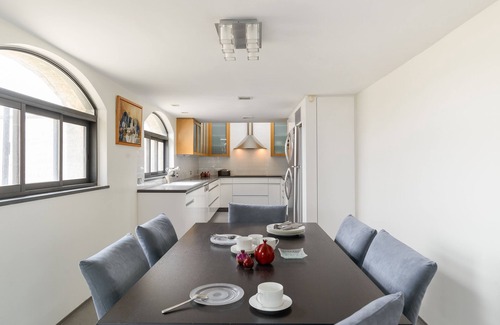 Old City Apartment | Luxury Duplex with Rooftop by FeelHome