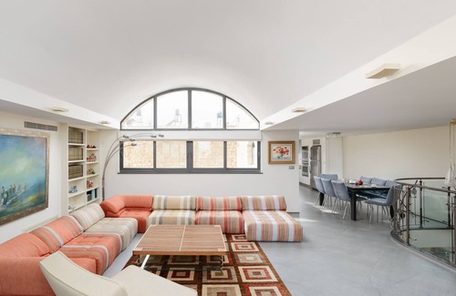 Old City Apartment | Luxury Duplex with Rooftop by FeelHome