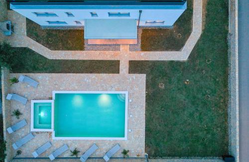 Vir Villa | Luxury eight bedroom villa with swimming pool and jacuzzi 100 meters from the sea