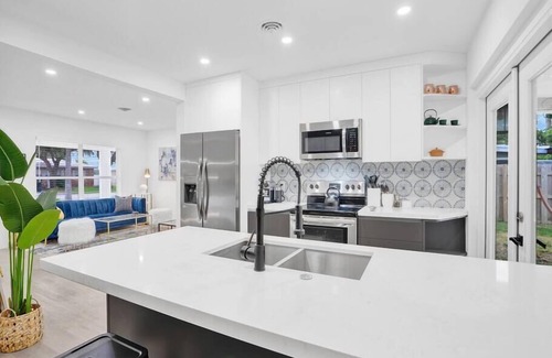 North Andrews Gardens House | Luxury Family and Business Travel Home with Yard!