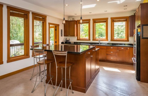 Brackendale House | Luxury Family Home with 2 Primary Suites (license no.00009207)