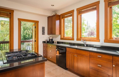 Brackendale House | Luxury Family Home with 2 Primary Suites (license no.00009207)
