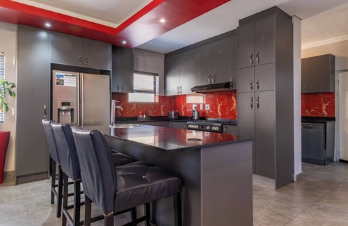 Bloubergstrand House | Luxury Family Villa | Grill | Smart TV | A/C