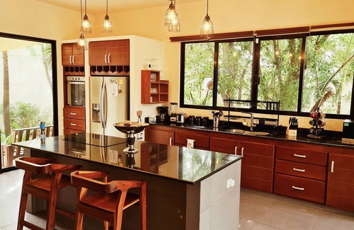 La Veleta Villa | Luxury for less. Walk to restaurants & bars. Close to Airport, Beaches, Cenotes.