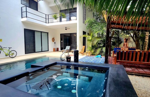 La Veleta Villa | Luxury for less. Walk to restaurants & bars. Close to Airport, Beaches, Cenotes.