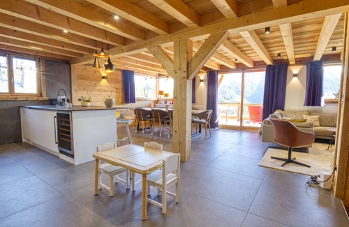 Notre-Dame-de-Bellecombe Ski Chalet | Luxury chalet with jacuzzi and ski-room, 5 bedrooms