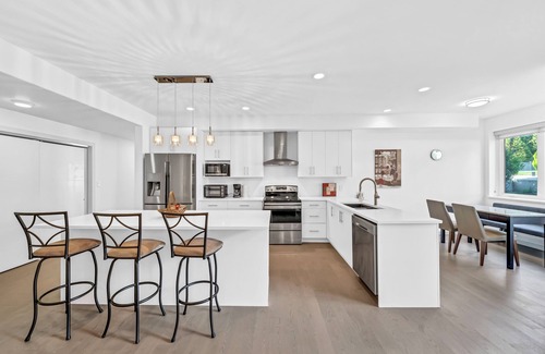 Surrey House | Luxury Garden suite| King Bed| Minutes to Beach