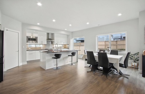 Hillsboro House | Luxury Getaway in Prime Location