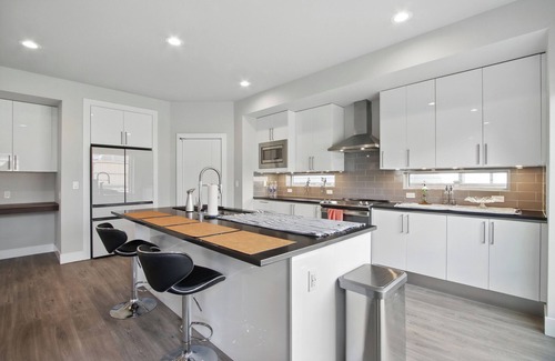 Hillsboro House | Luxury Getaway in Prime Location