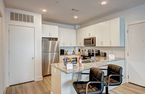 Chosewood Park Apartment | Luxury Getaway w/Pool,Gym, Balcony, Netflix