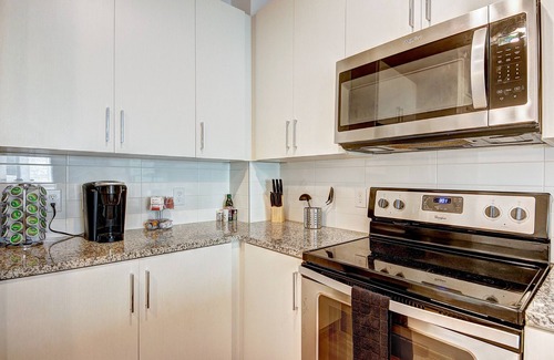 Chosewood Park Apartment | Luxury Getaway w/Pool,Gym, Balcony, Netflix