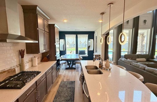 Atascocita Apartment | Luxury Getaway w/Pool, Sauna, Gym & Lagoon