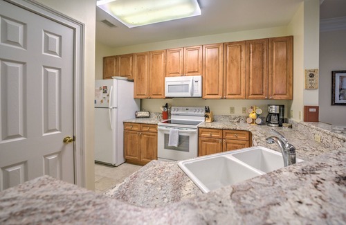Maggie Valley Condo | Luxury Golf Course Condo on 8th Green - Mountain Views and Private Garage