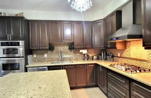 Brampton House | Luxury, gorgeous home with 4-bed, 3-bath with deck facing ravine lot