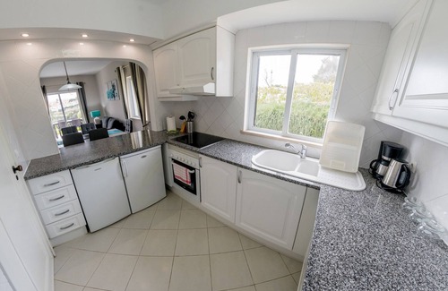 Alpouvar Apartment | Luxury Ground Floor 3 Bed South Facing Apt, Wifi, Live UK TV. & Air Con