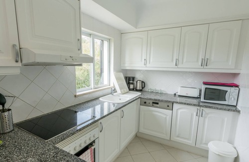 Alpouvar Apartment | Luxury Ground Floor 3 Bed South Facing Apt, Wifi, Live UK TV. & Air Con
