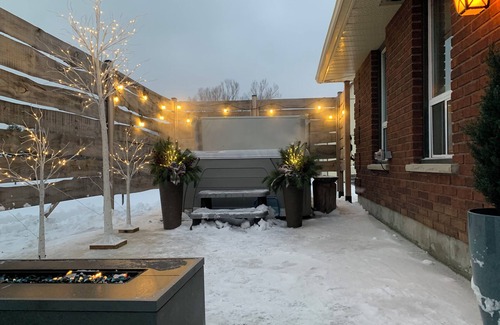 Oro-Medonte House | Luxury Guest House With Private Hot Tub and Trails