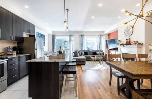 The Blue Mountains House | Luxury home Blue Mountain with a view/Pool Table/Outdoor heated POOL