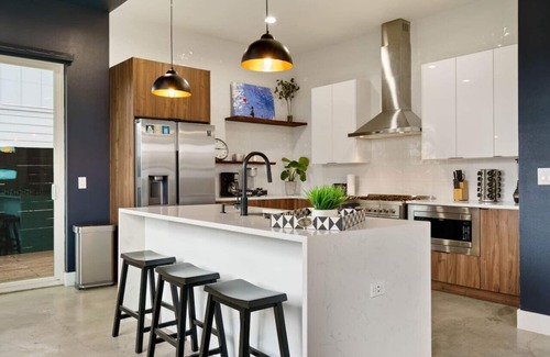 Montopolis House | Luxury home close to downtown and the airport!