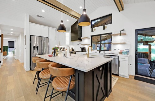 Friendly House | Luxury home for Fall and Winter: Game room, sauna, covered patio and huge yard.