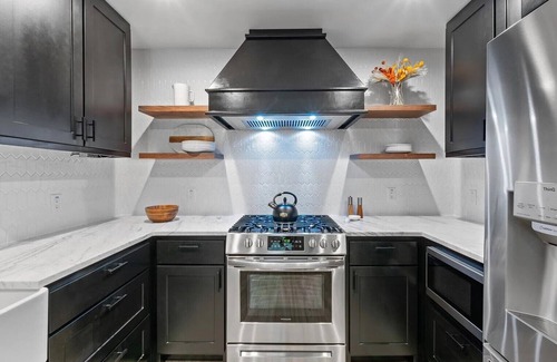 Greenslopes At Lake Creek House | Luxury Home for mid and short-term stays