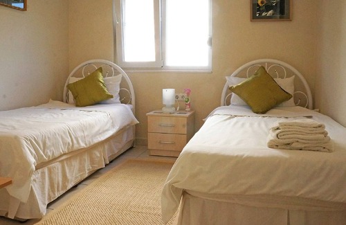 Side Apartment | Luxury Home In Award Winning Private, Small Community. Central Location.