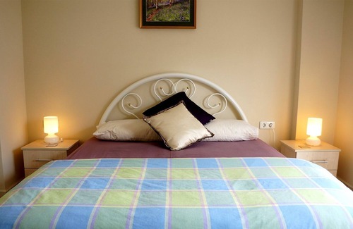Side Apartment | Luxury Home In Award Winning Private, Small Community. Central Location.