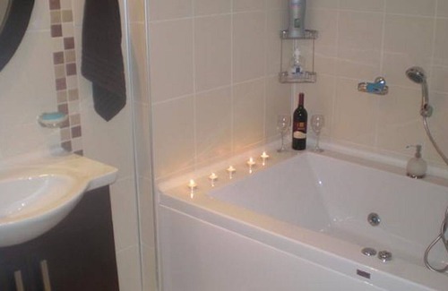 Side Apartment | Luxury Home In Award Winning Private, Small Community. Central Location.
