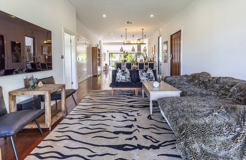 Cottesloe House | Luxury home in the heart of Cottesloe with space to relax unwind and reconnect.