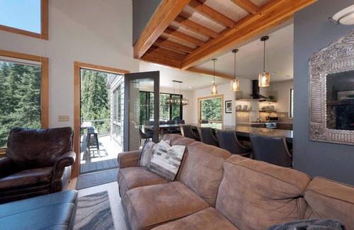 Columbine Lake House | Luxury Home on Creek on 2 Acres - Hot Tub/Sauna/Pool Table/Fire Pit/BBQ Grill