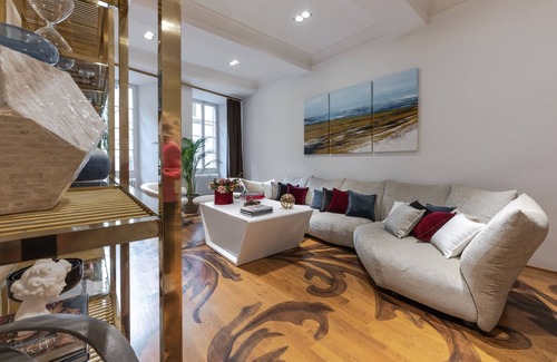 Oltrarno Apartment | Luxury home, premier location with complimentary wine tasting upon arrival