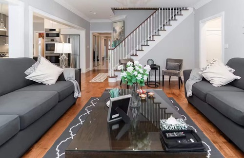 Hurontario House | Luxury Home Square One & Airport