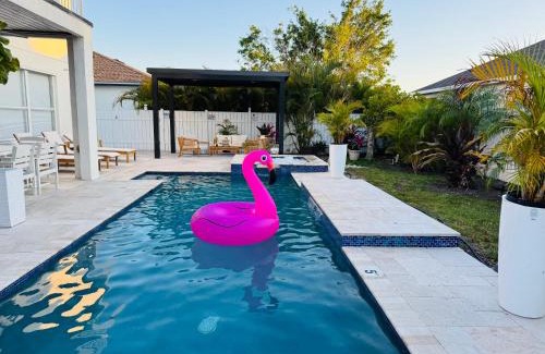 Trailer Estates House | Luxury Home W Heated Pool & Spa Near IMG & Siesta Key Beach
