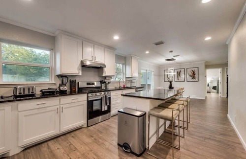 Arlington House | Luxury Home w/Hot Tub near AT&T Stadium