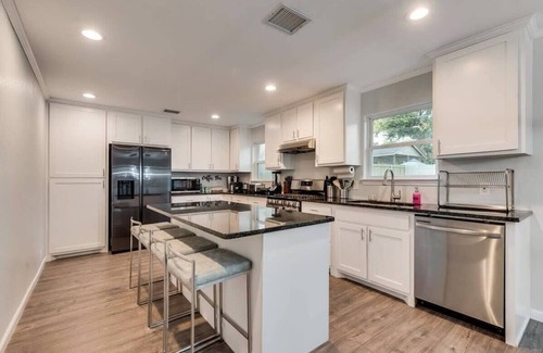 Arlington House | Luxury Home w/Hot Tub near AT&T Stadium