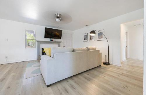 Poway House | Luxury Home with Spacious Backyard - Sleeps 12