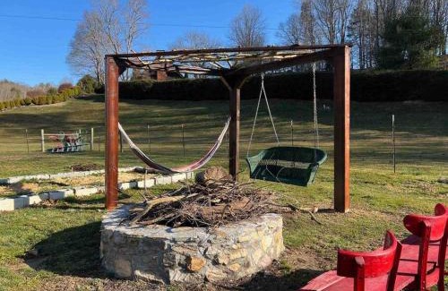 Sugar Grove House | LUXURY! Hot Tub, Pool Table, River & Petting zoo?