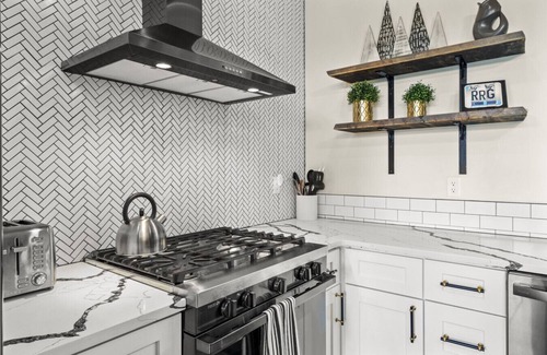 Campton Apartment | Luxury/Hot-Tub/WiFi - A Red River Barnhouse