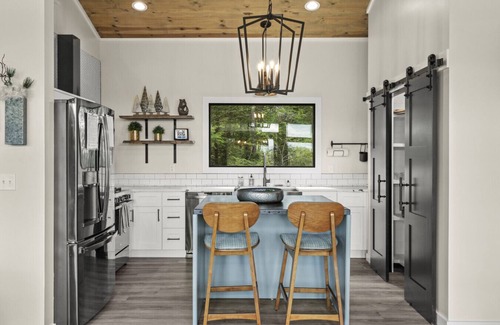 Campton Apartment | Luxury/Hot-Tub/WiFi - A Red River Barnhouse
