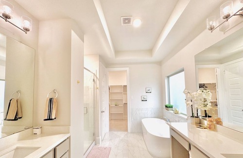 Katy House | Luxury House Lakeside Serenity in the heart of Katy. Welcome to 12 Guests.