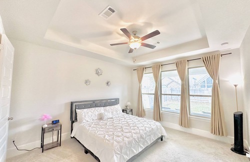 Katy House | Luxury House Lakeside Serenity in the heart of Katy. Welcome to 12 Guests.