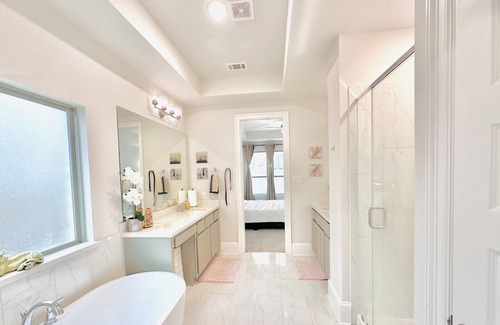 Katy House | Luxury House Lakeside Serenity in the heart of Katy. Welcome to 12 Guests.