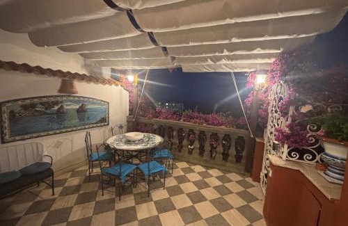 Capri Apartment | LUXURY HOUSE "VILLA POMPEIANA" Via CAMERELLE CON TERRAZZA VISTA MARE