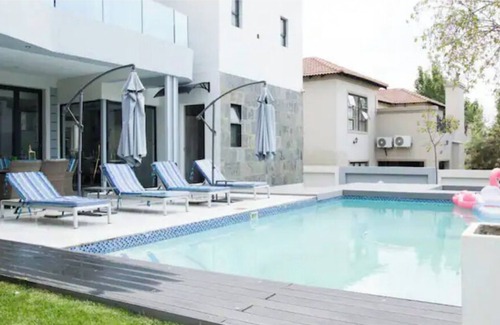 Greater Johannesburg Metropolitan Area House | Luxury house with pool in a luxury estate.